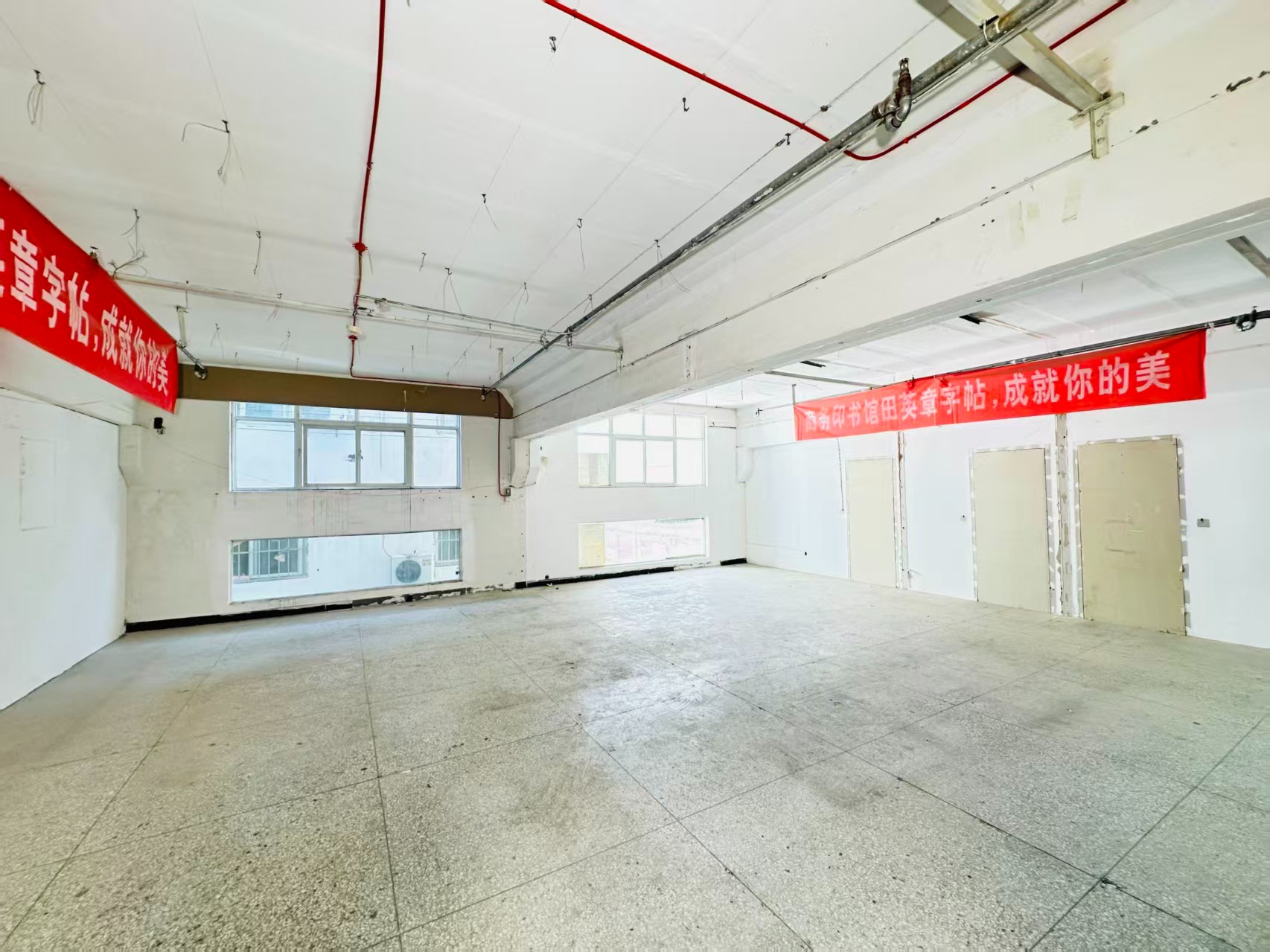 公园后街重点吸引人工智能应用、数字经济、电商直播、智能制造服务、软件开发、科技创新企业及创业团队入驻